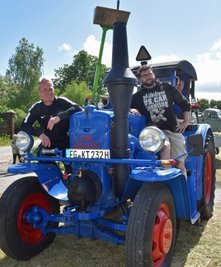 Gut Lachen haben Thomas Bär (l.) und Marco Ritter, die die Organisatoren der Veranstaltung sind. Sie begeistert eine Lanz-Maschine des Hilbersdorfers Arndt Krumbein.