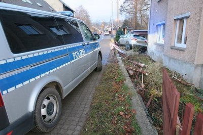 Erst landete das Auto im Vorgarten, dann an einer Hauswand. 