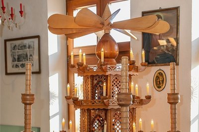 1,90 Meter hoch, elektrisch angetrieben- Weihnachtspyramide im orientalischen Stil aus Oberlauterbach.