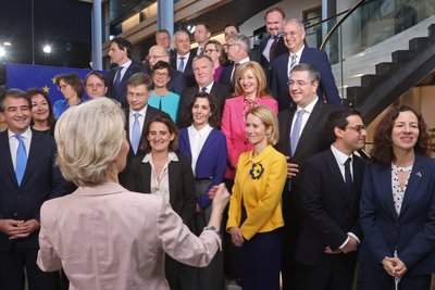 Kommissionspräsidentin Ursula von der Leyen (vorn) bittet die neuen Kommissarinnen und Kommissare zur Aufstellung.