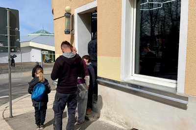 Wer Döner will, muss warten. Eine lange Schlange vor dem „Mc Döner“ gegenüber des Limbomar in Limbach.