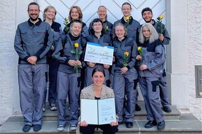 Mitglieder des Theaterjugendclubs mit Regisseurin Katharina Landsberg (vorn) bei der Verleihung des Förderpreises der Montanregion Erzgebirge/Krušnohoří im Schlosshof Freiberg.