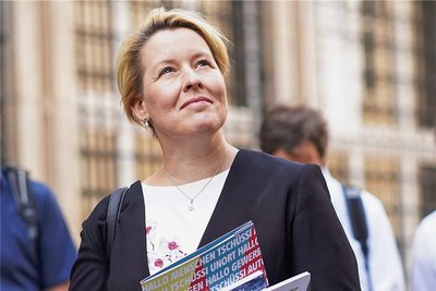 Berlins linke SPD hat die im rechten Parteiflügel verortete Franziska Giffey zur Spitzenkandidatin gewählt, die vom Amt als Ministerin zurückgetreten ist, weil sie ihren Doktortitel wegen Täuschung verlor. 