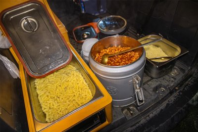 Viele Retter brauchen viel Essen. Von den Maltesern gab es Nudeln mit Wurstgulasch.