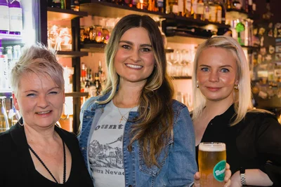 Wo auch immer Shelby auftaucht, ihr fliegen die Sympathien zu. Natürlich auch in „Connys Bar“: Shelby Barnes (Mitte) mit den Bar-Damen Conny Schmidt (links) und Julia Seidel.