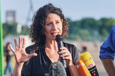Die 52-jährige Bettina Jarasch stammt aus Augsburg und lebt seit vielen Jahren in Berlin. Sie tritt für die Grünen an. Aber viele Berliner können mit ihrem Namen nichts verbinden. 