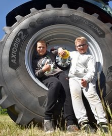 Fototermin vor einem Großgerät der Reihe Case: Titan Domenik (l.) und Luca sind Fans von modernen Maschinen. Das Rad ist größer als die Freiberger Nachwuchstechnikfans.