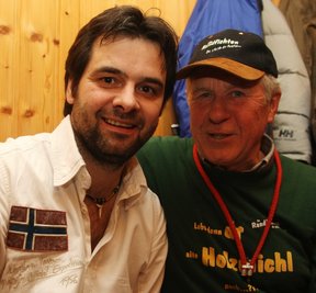 
              <p class="artikelinhalt">Sie kennen sich von vielen Konzerten und sind richtig Freunde geworden: Thomas Unger von den Randfichten (links) und einer seiner größten Fans, Johannes Richter aus Rödlitz. Zur Erinnerung hat Unger seine rote Kordel vom Hals genommen und diese seinem treuen Fan geschenkt. </p>
            