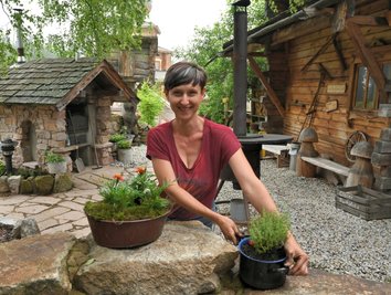 Alles vorbereitet: Romy Röthel bepflanzt noch die letzten Töpfe im Außenbereich. 