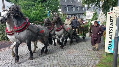 Die Fronbauern kommen beim Schlossfest an, Pferdefuhrwerke erklimmen die Augustusburg, die Schauspiele beginnen.