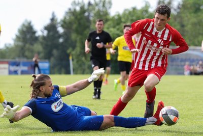 Schönecks Keeper Jan Max Denschel (am Boden) klärt hier in höchster Not gegen Stollbergs Nicolas Förster.