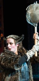 Mit großer Geste auf Mäusejagd: Julia Ebert als gestiefelter Kater auf der Bühne des Vogtland-Theaters Plauen.
