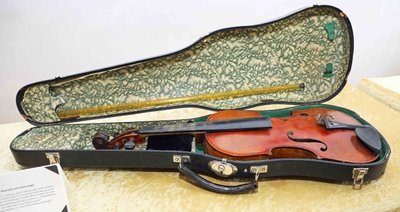 Die Geige von Sherlock Holmes, jedoch nicht das Original. Diese, so wie den Detektiv, hat es in Wirklichkeit nie gegeben. 