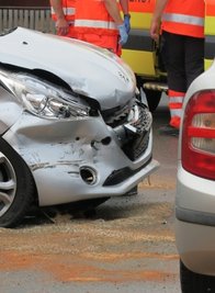 Auf der Bundesstraße 101 in Lauter gab es am Freitag einen schweren Unfall. Dabei wurden drei Personen verletzt.
