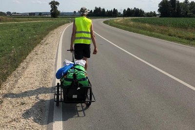 1000 Kilometer durch Deutschland können auch öde sein - wenn Google Maps die Wanderer über eine Bundesstraße lotst.