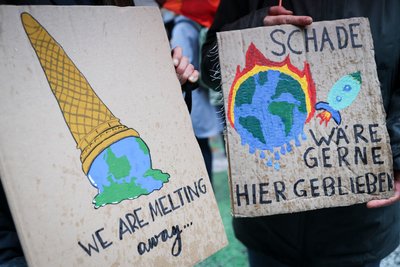 Auf einem Klimaprotest machen Plakate auf die eskalierende Krise aufmerksam. (Symbolbild)