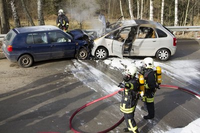 In Höhe des Steinbruchs stießen ein Golf und ein Citroen zusammen und fingen Feuer.