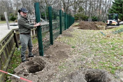 Die Arbeiten haben begonnen: Tierparkchef Peter Heinrich an der Baustelle für das neue Alpakagehege. 