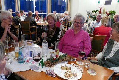 Schon seit Jahrzehnten ist Ingrid Stoll (rechts) Stammgast bei der Senioren-Weihnachtsfeier, die sie lange selbst mit organisierte.