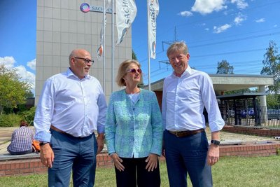 Sachwalter Rüdiger Weiß (links) sowie die Unternehmer Annette und Josef Ramthun sind optimistisch, was die Zukunft von Sachsen Guss in Wittgensdorf angeht.