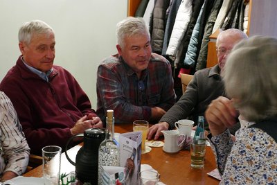 Während der Feier kam Ortsvorsteher Timo Ahnert (Mitte) mit vielen Gästen ins Gespräch.