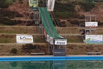 Im Dürrenbach-Freibad Klingenthal ist wieder die Schanze aufgebaut und kann auch schon zum Training genutzt werden. 