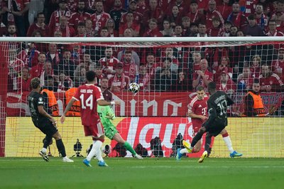 Das 1:0 für Paris: Der Ex-Dortmunder Ousmane Dembele (r) trifft in München.