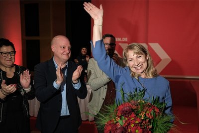 Mit 96,2 Prozent auf Nummer 1 der SPD-Landesliste gesetzt: Sozialministerin Petra Köpping. Erster Gratulant war Landeschef Henning Homann (links), der zweite ihr Kabinettskollege Martin Dulig (hinten). Beifall zollt auch Landeschefin Kathrin Michel (links).