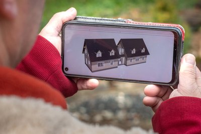 Ingo Krauß zeigt ein Handybild: So soll das neue Zuhause aussehen.