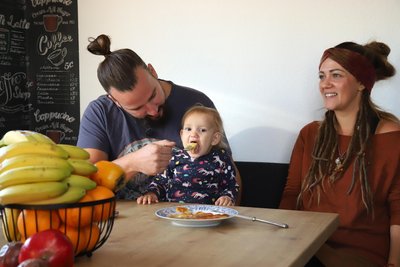 Wenn die Oma Kartoffelpuffer mit Apfelmus macht, schmeckt es auch Baby Raiana.