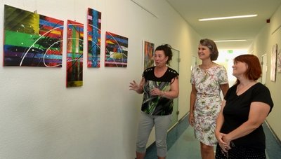 Silke Günther erläutert ihre "Farbigen Abstraktionen" Gerichtsdirektorin Angelika Bahlmann und Familienrichterin Ursula Meyer. 
