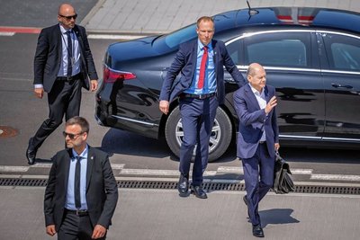Hier war der Vorfall schon vorbei: Personenschützer begleiten Bundeskanzler Olaf Scholz (rechts) auf dem Flughafen Schönefeld zum Regierungsflieger. 