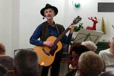 Bei den Liedern von Musiker Ralph Böttrich stimmten viele der Senioren mit ein.