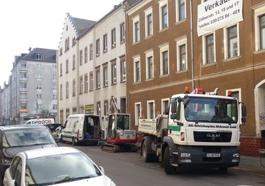 Techniker von Eins Energie reparieren in der Zöllnerstraße eine kaputte Wasserleitung.
