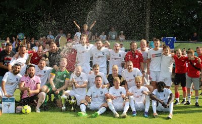 Wer eine so souveräne Saison spielt, darf auch ausgelassen feiern: Die erste Mannschaft der SG Neukirchen tat dies nach dem Kreispokalsieg gegen den VfB Fortuna Chemnitz II. 
