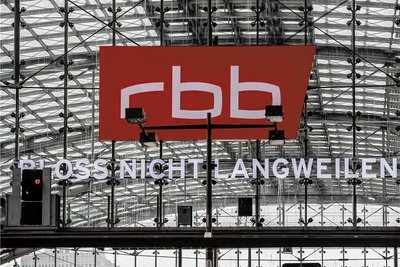 Nicht zu übersehen: Der RBB im Berliner Hauptbahnhof.