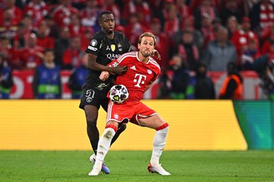 Im Zweikampf:  Willian Pacho von Paris Saint-Germain und Bayern-Torjäger Harry Kane (r).