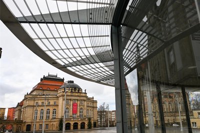 Ab Montag beginnen Bauarbeiten an den Zufahrten zum Theaterplatz mit Opernhaus und Petrikirche.