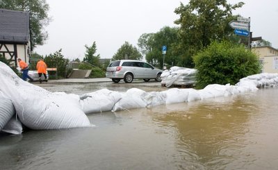 Sonntagmittag am Alten Gut in der Ortsmitte von Weischlitz: Mit Sandsäcken wurde versucht, dass Wasser nach einem Starkregen kontrolliert in die Weiße Elster abzuleiten. Die Säcke bleiben jetzt griffbereit.