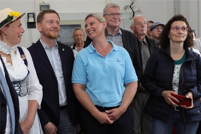 Nadja Döscher-Schmalfuß (Mitte), deren Familie Eigentümer der Süss-Mühle ist und das historische Gebäude erhält, hatte den Ministerpräsidenten persönlich nach Raschau eingeladen.