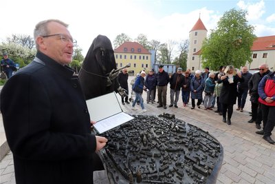 Eher wie ein Dementor aus „Harry Potter" wirkt der „Entdecker" vor seiner Enthüllung bei der Rede von Oberbürgermeister Sven Krüger.