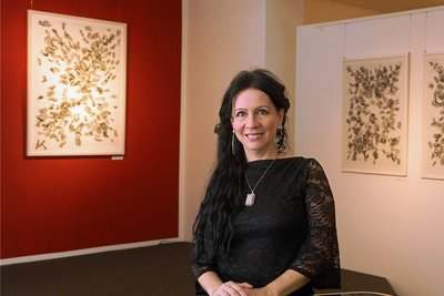 Galerieleiterin Antje-Gesine Marsch will die beiden aktuellen Ausstellungen in Meerane verlängern. 