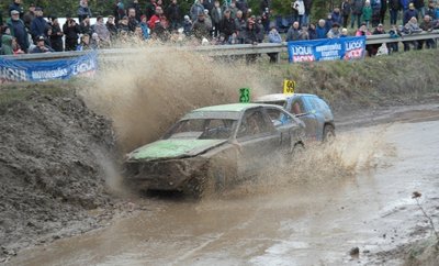 Die Rennstrecke wird vor jedem Lauf reichlich gewässert. Das erhöht für die Fahrer den Schwierigkeitsgrad. Davon haben unter Umständen aber auch die Zuschauer etwas.