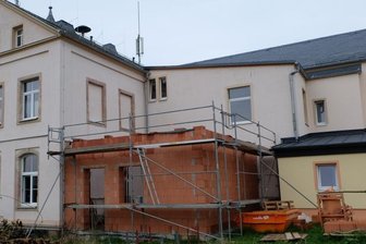 265.000 Euro für den Brandschutz - Auf der Baustelle für den Anbau, in dem ein Lager für Requisiten entsteht, geht es voran. Rechts daneben, in die schmale Lücke zwischen den Gebäudeteilen, soll eine Fluchttreppe gebaut werden.