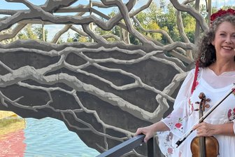27.000 Gäste: Mittelsächsisches Theater bricht Zuschauerrekord an der Seebühne - Kerstin Guzy (li.) und Kristin-Maria Gösmann spielten die Saison über jeweils einzeln die ungarische Geigerin auf der Seebühne. In der letzten Vorstellung brillierten sie im Duett.