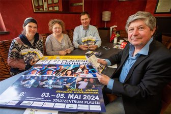 27. Auflage des Plauener Frühlings: „Ein bisschen mehr Unterstützung durch die Stadt wäre schon schön“ - Steffen Krebs (rechts) und Rico Kusche von der Initiative Plauen bereiten den Plauener Frühling vor. Mit dabei sind auch Peggy Holzmüller (links) und Conny Schmidt vom Spiel-Spaß-Kindertreff, der sich erstmals beteiligt.