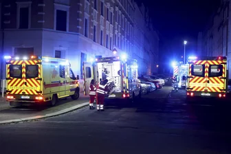 27-Jährige nach Brand in Chemnitzer Wohnung in Gefängnis - Mehrere Familienmitglieder aus einer Wohnung an der Altenhainer Straße mussten nach einem Brand medizinisch versorgt werden.