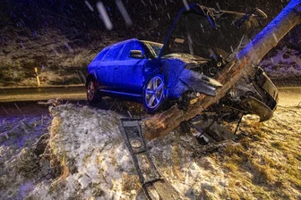 27-Jährige verliert Kontrolle: Audi prallt im Erzgebirge gegen Baum - Eine 27-jährige Audi-Fahrerin hat auf der Talstraße in Breitenbrunn die Kontrolle über das Auto verloren.