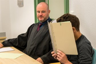 27-Jähriger aus dem Erzgebirge vertickt Hunderte gefälschte Paketmarken – und packt vor Gericht aus - Der 27-Jährige räumte nach Rücksprache mit seinem Verteidiger während des zweiten Verhandlungstages die Taten ein.