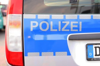 27-Jähriger steigt in fremden Renault ein und fährt ihn zu Schrott - Ein 27-Jähriger ist in der Nacht zu Sonntag in Crimmitschau in ein fremdes Auto eingestiegen und damit rückwärts gegen eine massive Säule gefahren.